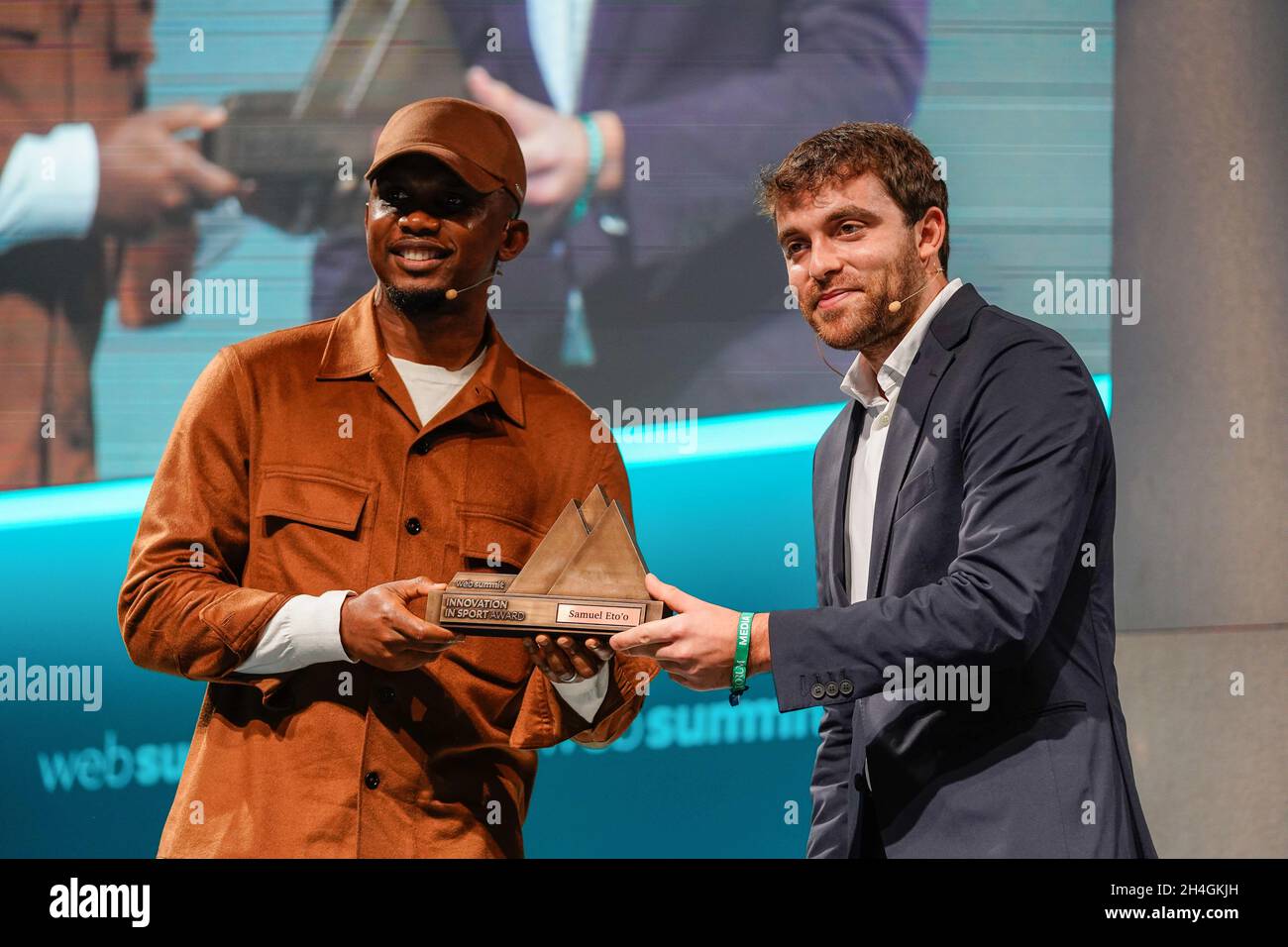 Lisbonne, Portugal.02 novembre 2021.Samuel ETO'o, footballeur et philanthrope de la Fondation Samuel ETO'o (L) et Fabrizio Romano, journaliste de football (R), assistent à la deuxième journée du Sommet Web 2021 à Lisbonne.Crédit : SOPA Images Limited/Alamy Live News Banque D'Images