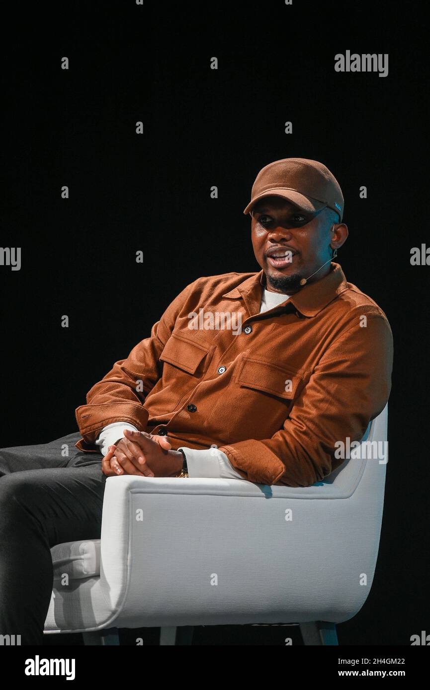 Lisbonne, Portugal.02 novembre 2021.Samuel ETO'o, footballeur et philanthrope de la Fondation Samuel ETO'o, s'adresse au public lors de la deuxième journée du Sommet Web 2021 à Lisbonne.(Photo de Bruno de Carvalho/SOPA Images/Sipa USA) crédit: SIPA USA/Alay Live News Banque D'Images