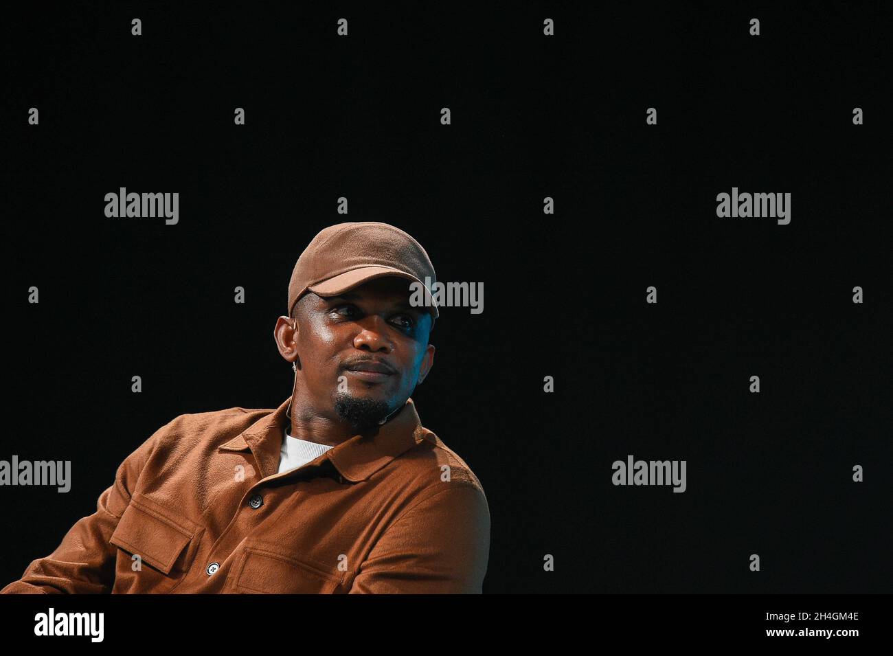 Lisbonne, Portugal.02 novembre 2021.Samuel ETO'o, footballeur et philanthrope de la Fondation Samuel ETO'o, s'adresse au public lors de la deuxième journée du Sommet Web 2021 à Lisbonne.(Photo de Bruno de Carvalho/SOPA Images/Sipa USA) crédit: SIPA USA/Alay Live News Banque D'Images