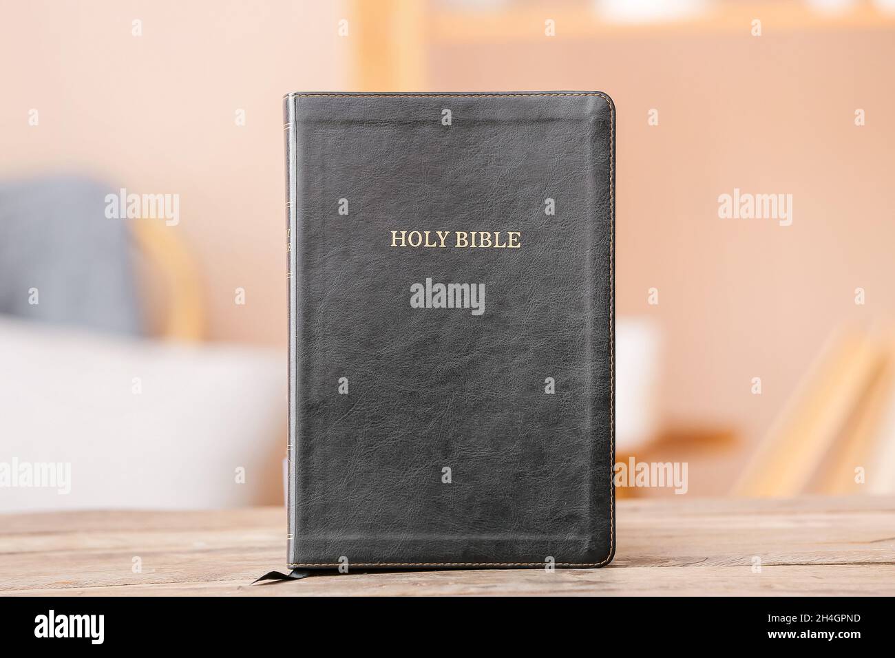 La Sainte Bible noire sur la table dans la chambre Banque D'Images