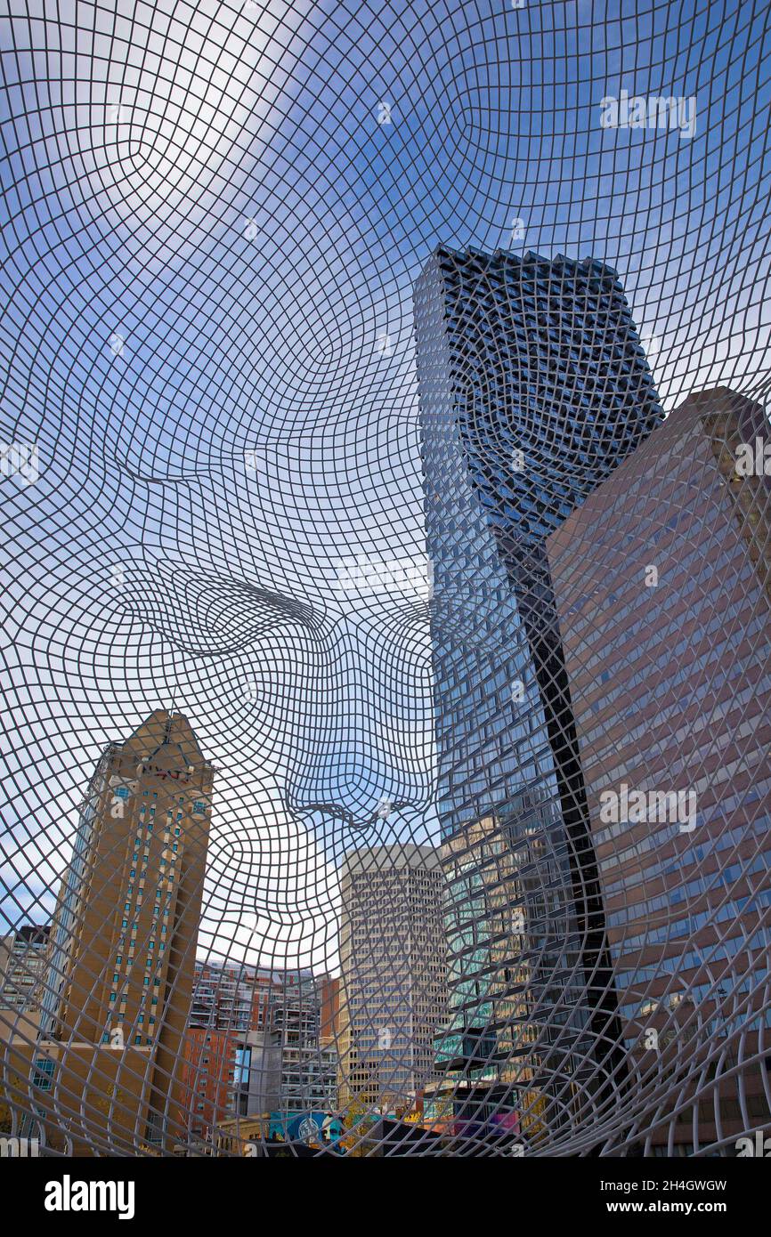 Vue sur l'édifice Telus Sky et les gratte-ciels du centre-ville de Calgary depuis l'intérieur de Wonderland, une sculpture en maille d'acier inoxydable réalisée par l'artiste espagnol Jaume Plensa Banque D'Images