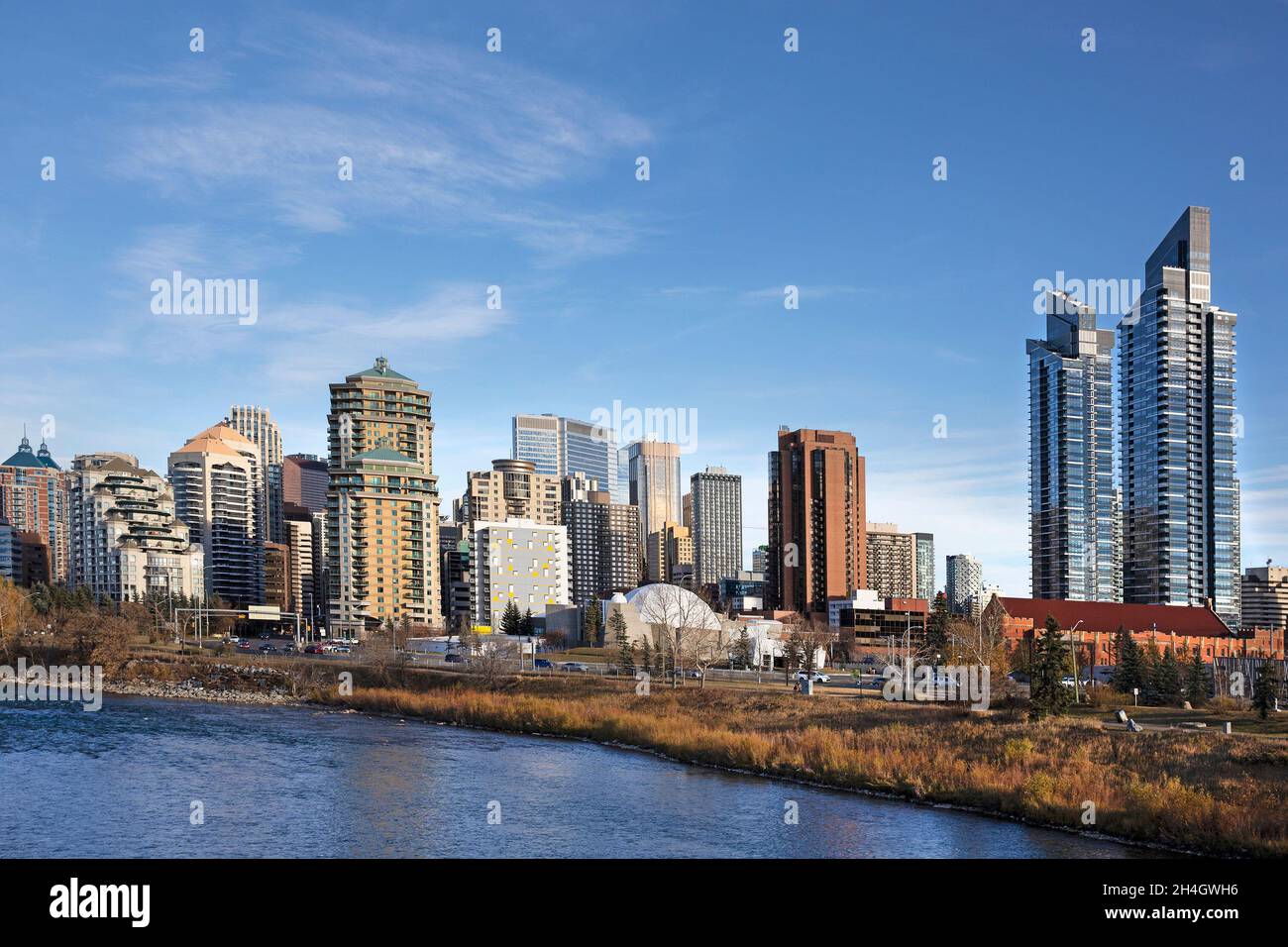 Ligne d'horizon de Calgary le long de l'extrémité ouest du centre-ville.New West Village Towers sur le côté droit de la photo, Bow River en premier plan Banque D'Images