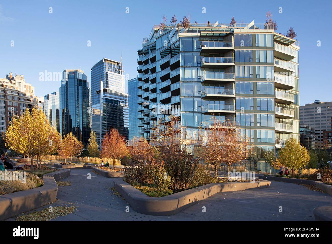 Eau Claire Promenade et Delta Garden en automne avec des condominiums résidentiels de luxe et des tours de bureaux au centre-ville de Calgary Banque D'Images