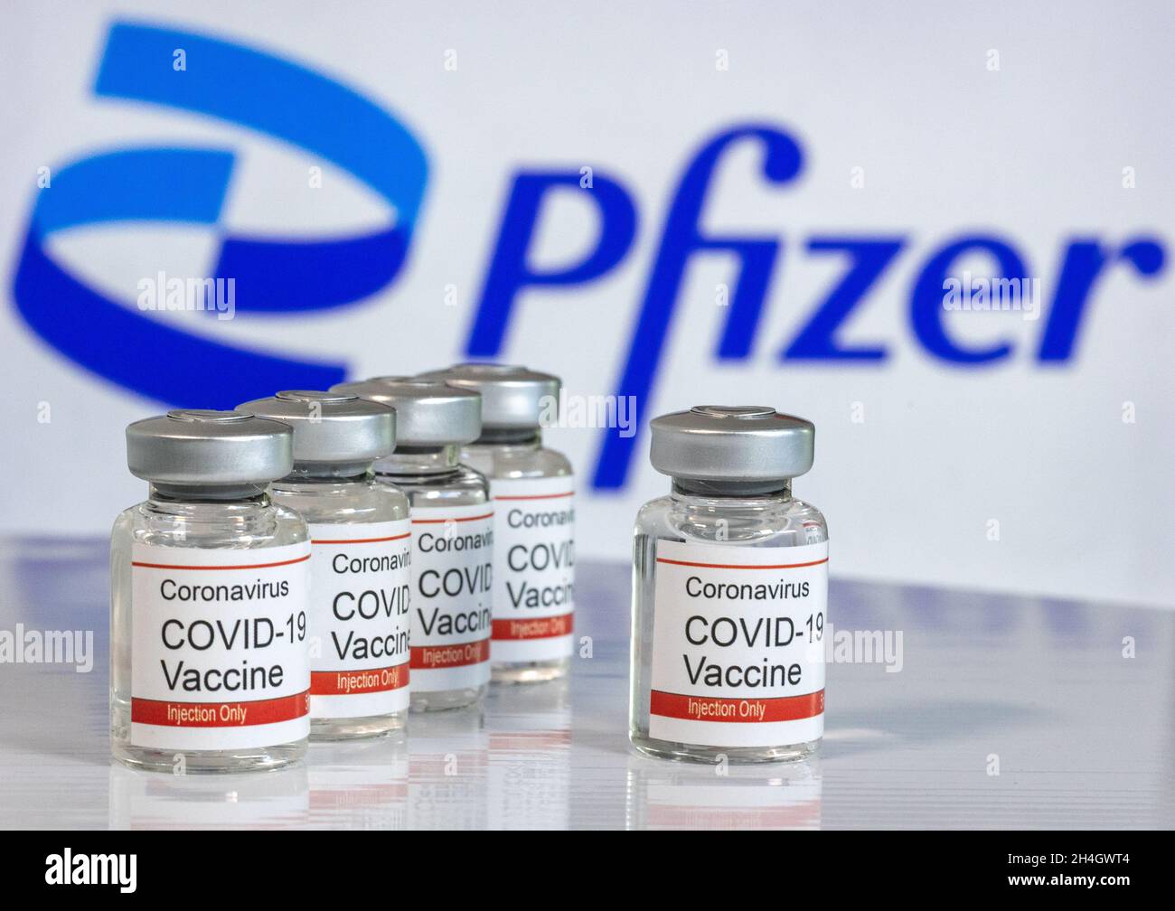 Flacons de vaccin contre le coronavirus devant le logo Pfizer Banque D'Images
