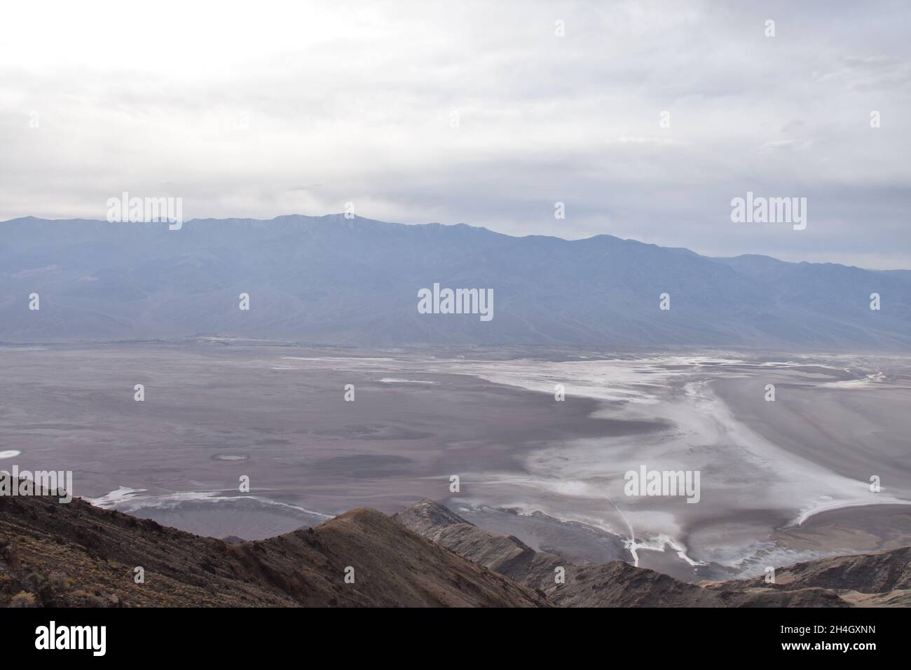 Vue depuis Dantes View, 5 575ft au-dessus du bassin de Badwater, parc national de la Vallée de la mort, Californie, États-Unis. Banque D'Images