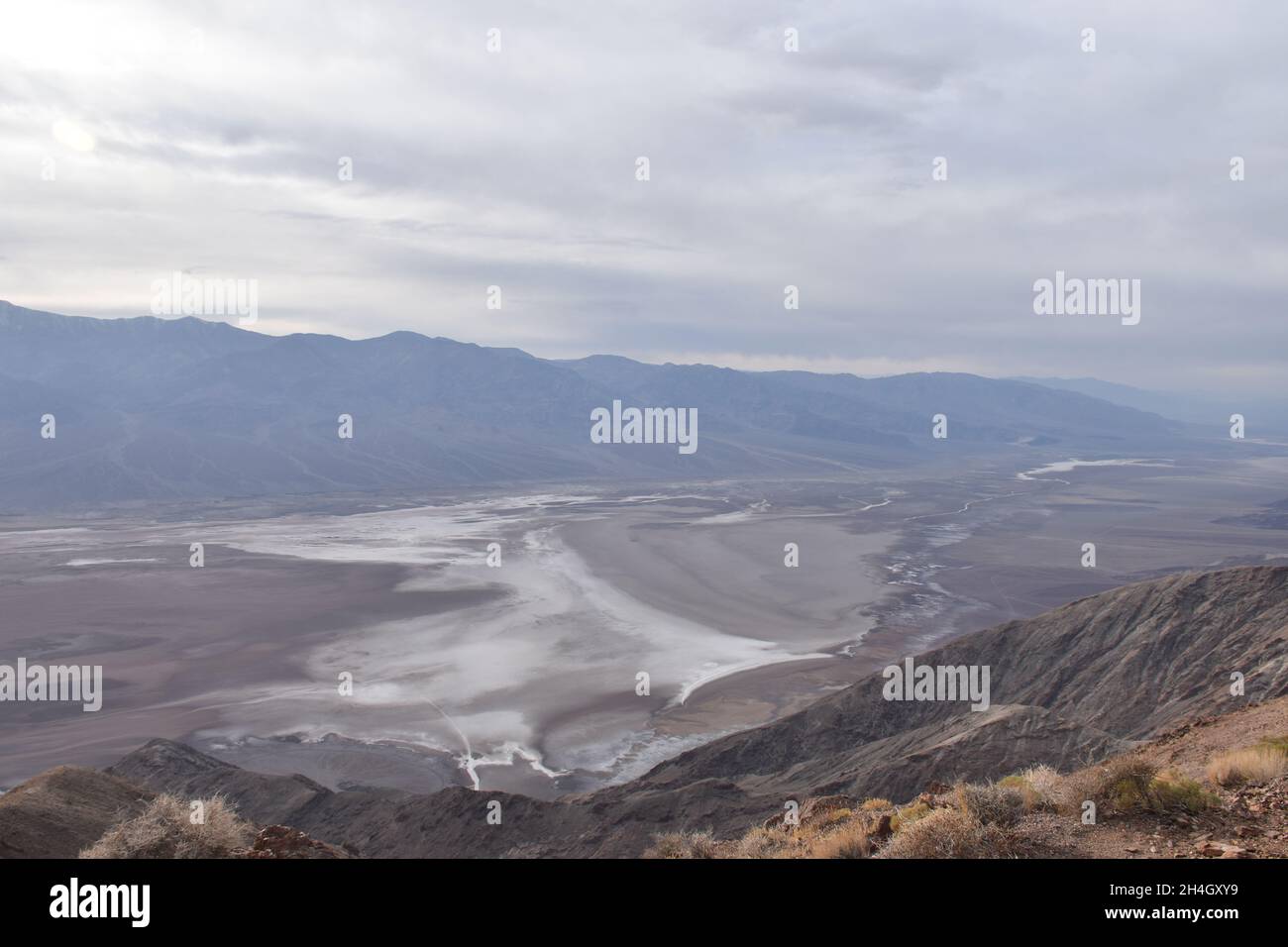 Vue depuis Dantes View, 5 575ft au-dessus du bassin de Badwater, parc national de la Vallée de la mort, Californie, États-Unis. Banque D'Images