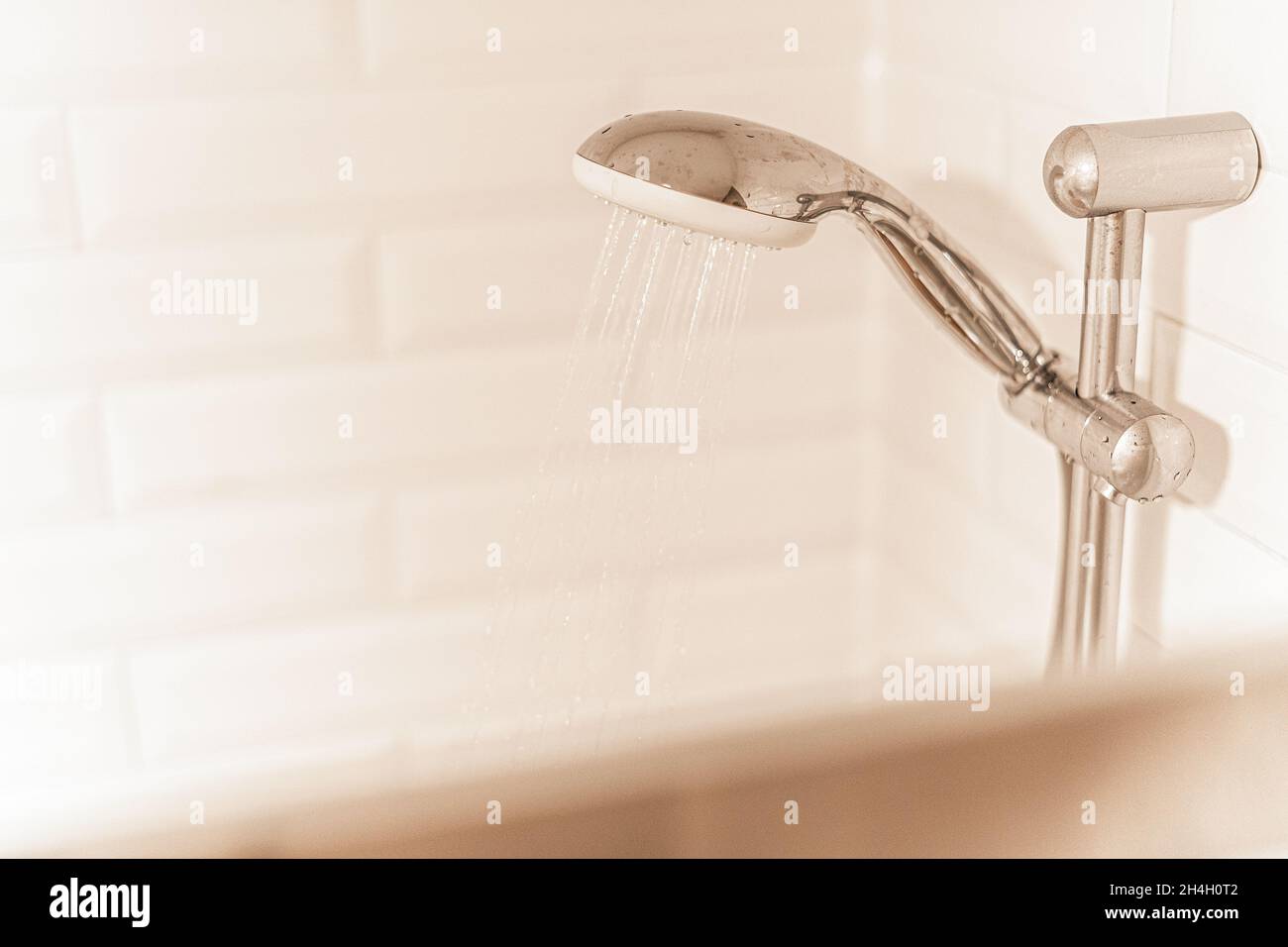 Vue rapprochée de la douche à jet de pluie dans un hôtel. Banque D'Images