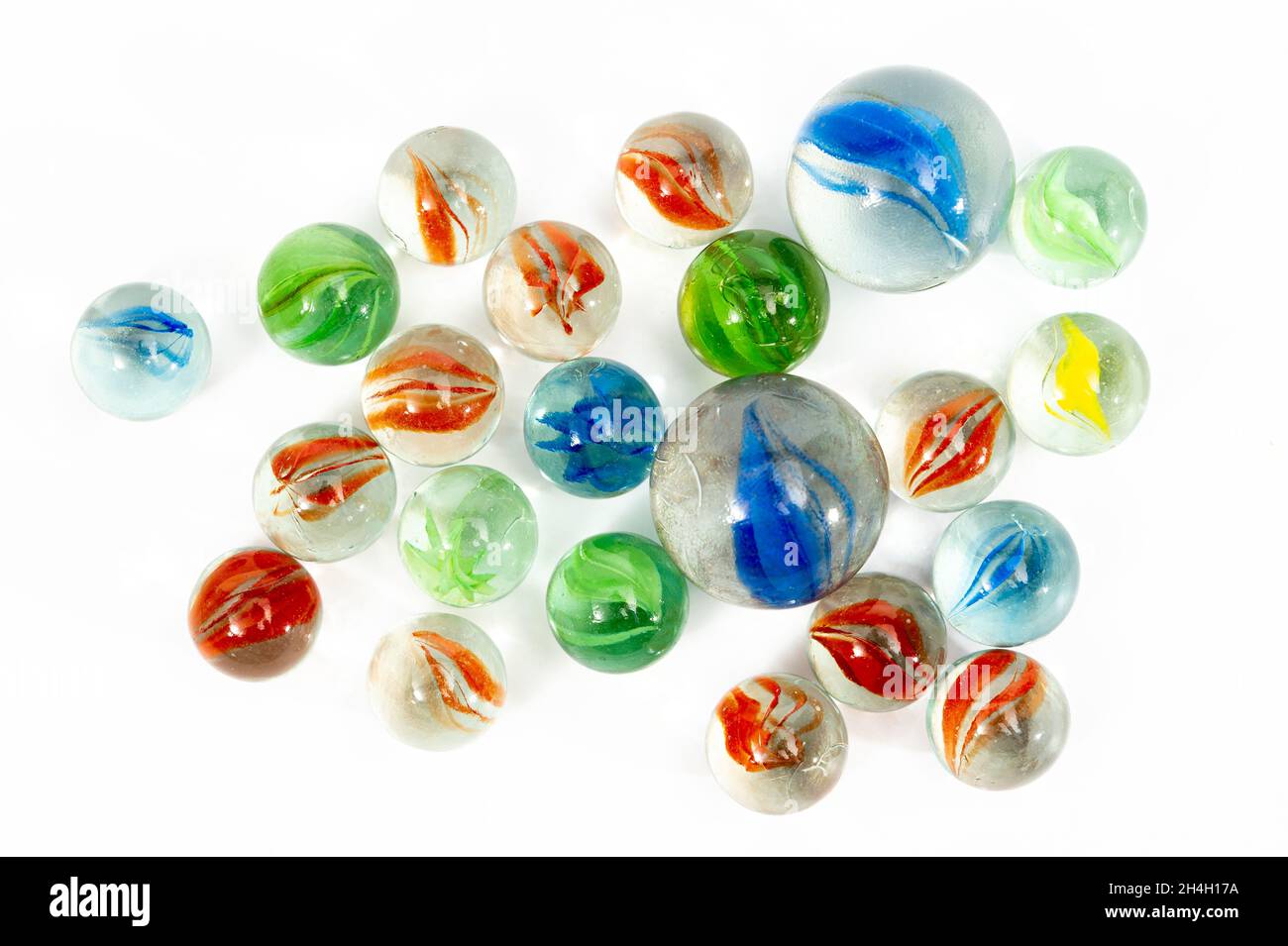 Une collection de perles de différentes couleurs utilisées dans le jeu de perles, un jeu traditionnel coréen. Banque D'Images