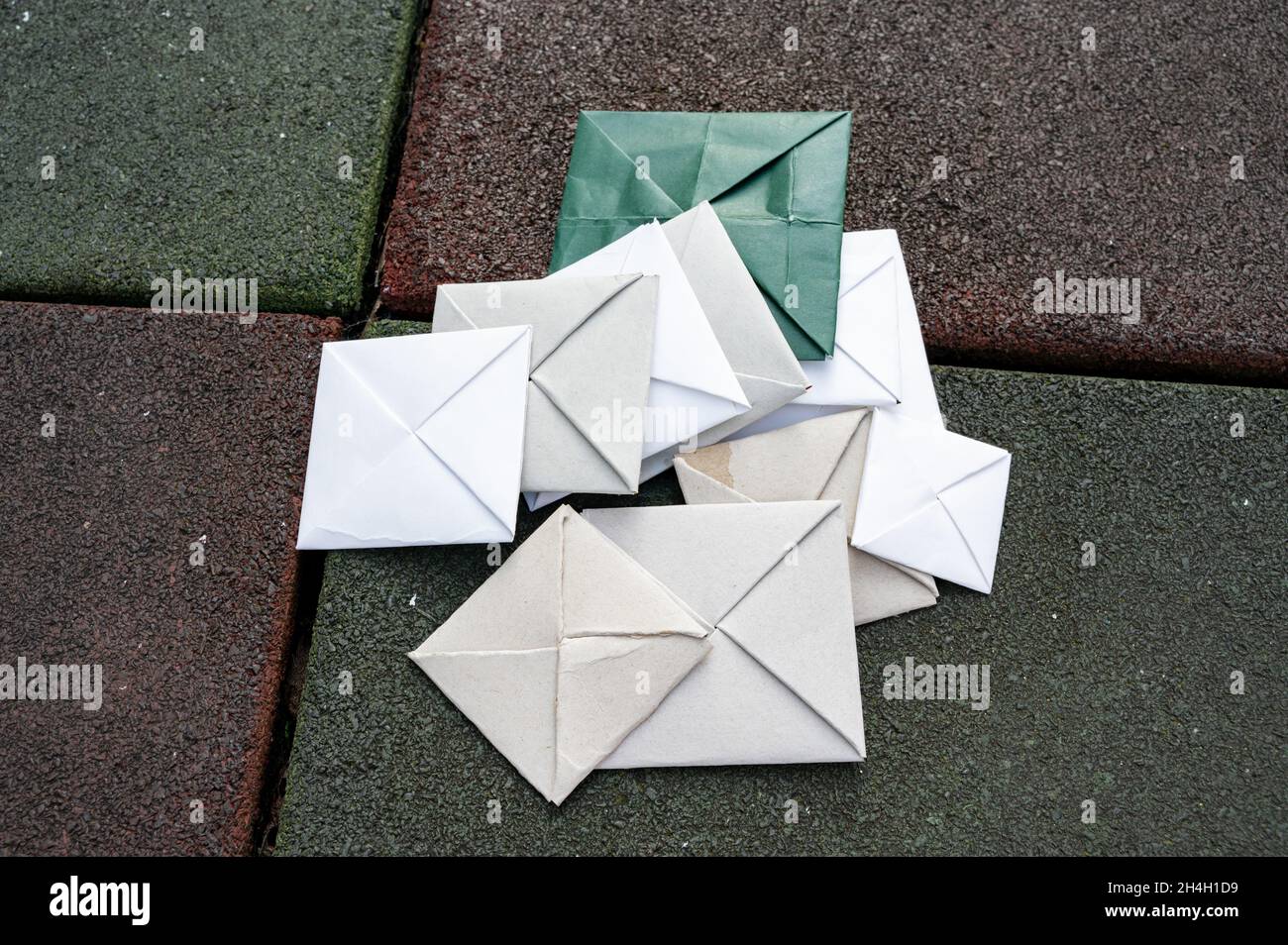 Takjis en papier sur le sol de l'aire de jeux Banque D'Images