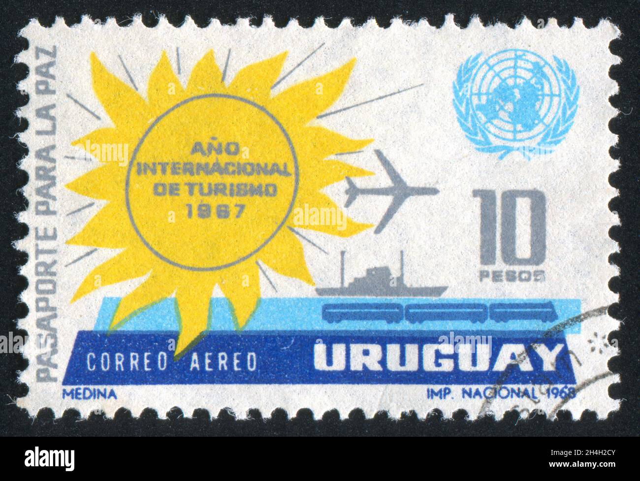 URUGUAY - VERS 1968: Timbre imprimé par l'Uruguay, montre Sun, un Emblem et moyens de transport, vers 1968 Banque D'Images