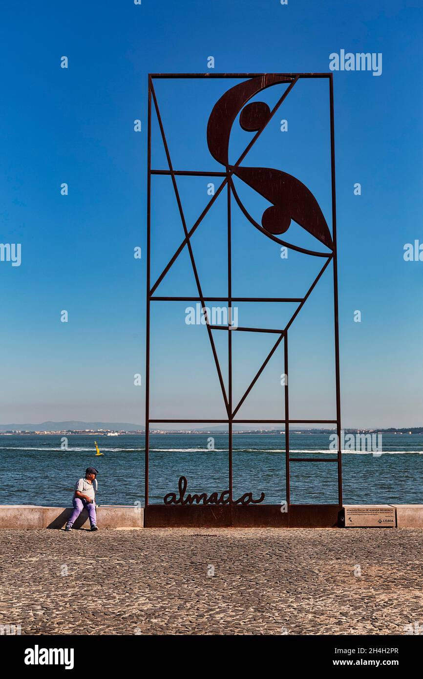Sculpture métallique sur le Tage, dédiée à l'artiste Jose Sobral de Almada Negreiros, Ribeira das Naus, Lisbonne, Portugal Banque D'Images