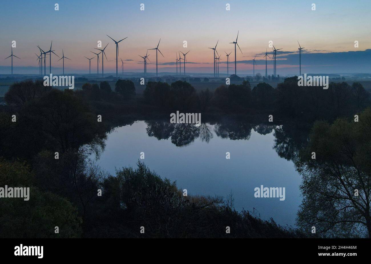 Jacobsdorf, Allemagne.03ème novembre 2021.Atmosphère matinale au-dessus du parc éolien 'Odervorland' (vue aérienne avec un drone).La Conférence des Nations Unies sur les changements climatiques (COP26) se tient à Glasgow depuis le 31 octobre.Pendant deux semaines, environ 200 pays ont du mal à trouver des moyens de contenir la crise climatique.Credit: Patrick Pleul/dpa-Zentralbild/dpa/Alay Live News Banque D'Images