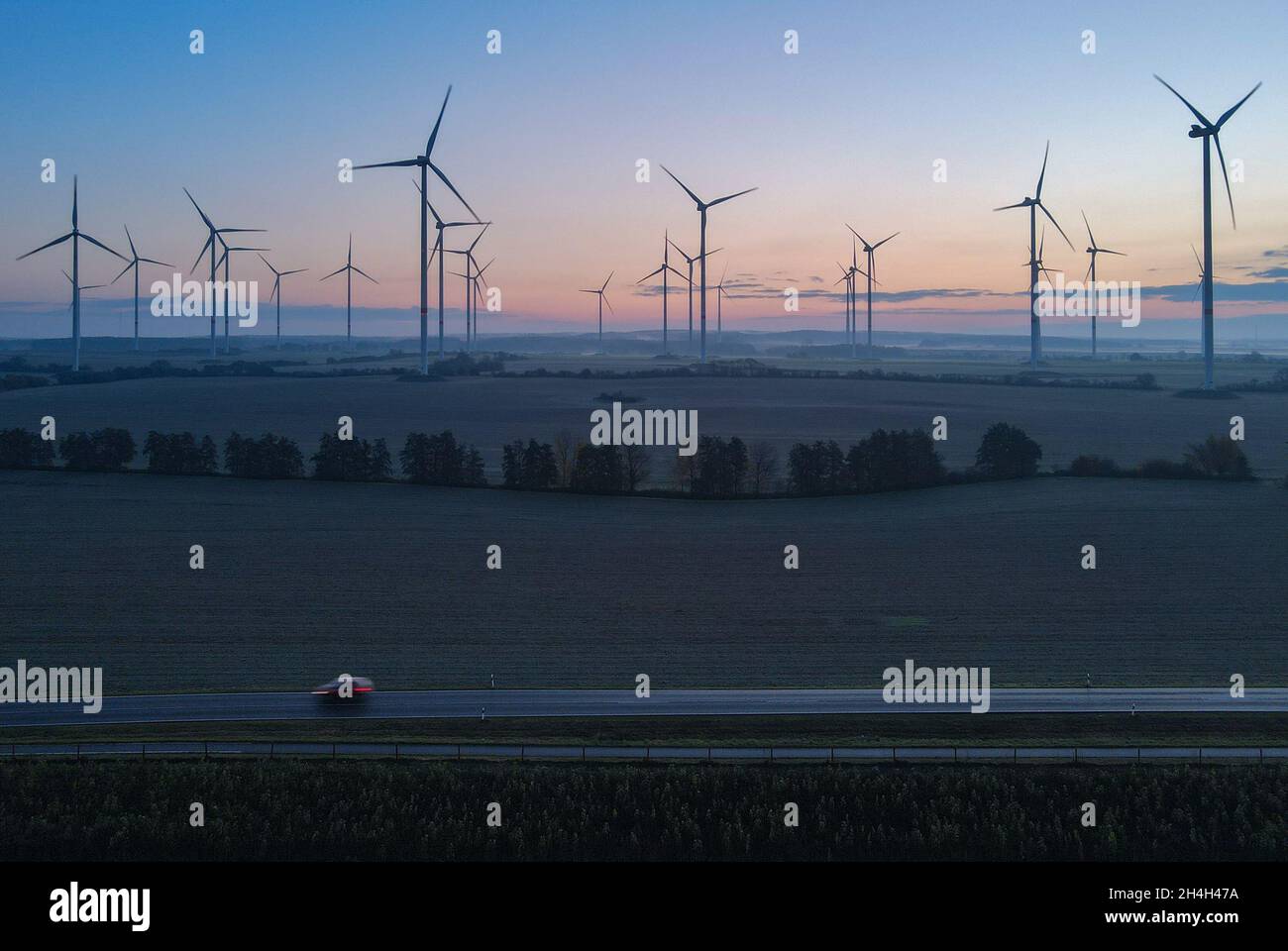 Jacobsdorf, Allemagne.03ème novembre 2021.Atmosphère matinale au-dessus du parc éolien 'Odervorland' (vue aérienne avec un drone).La Conférence des Nations Unies sur les changements climatiques (COP26) se tient à Glasgow depuis le 31 octobre.Pendant deux semaines, environ 200 pays ont du mal à trouver des moyens de contenir la crise climatique.Credit: Patrick Pleul/dpa-Zentralbild/dpa/Alay Live News Banque D'Images