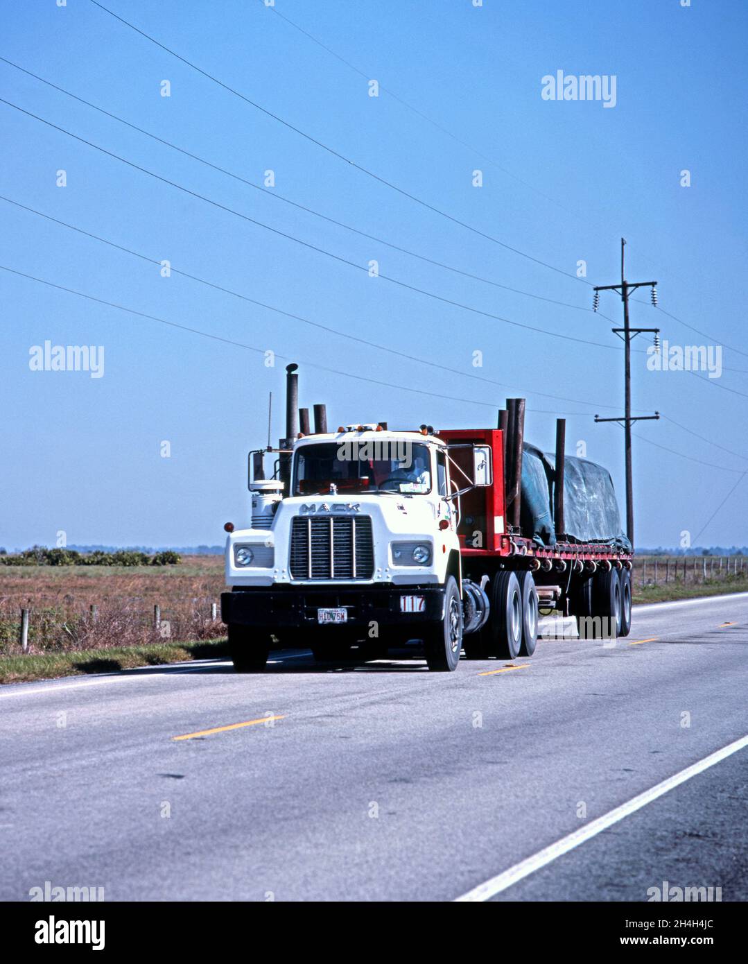 Camion Mack avec remorque couverte, centre-sud de la Floride, États-Unis. Banque D'Images