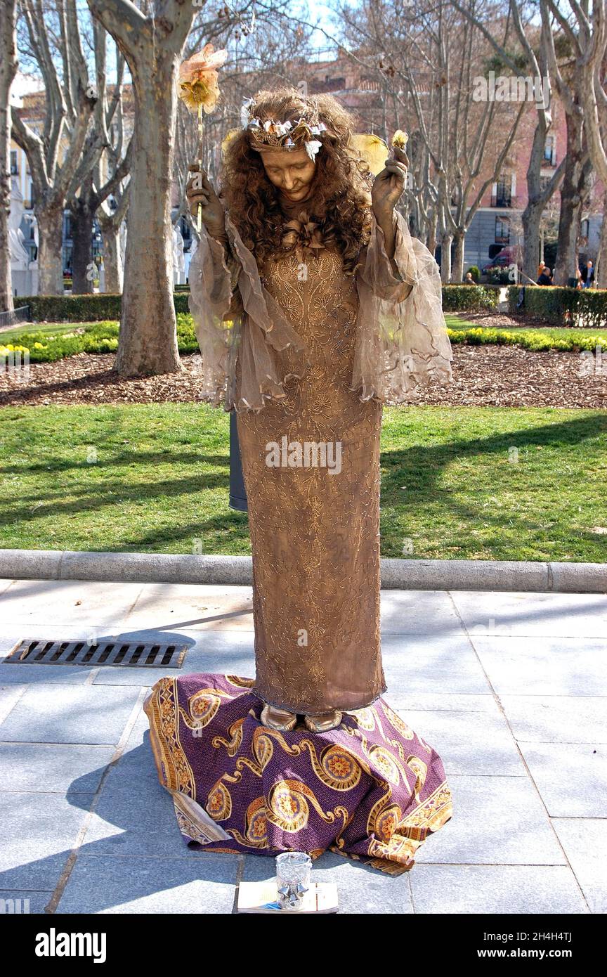 MIME artiste en face de l'entrée du Palacio Real (le Palais Royal de Madrid), Calle de Bailen, Madrid, Espagne. Banque D'Images