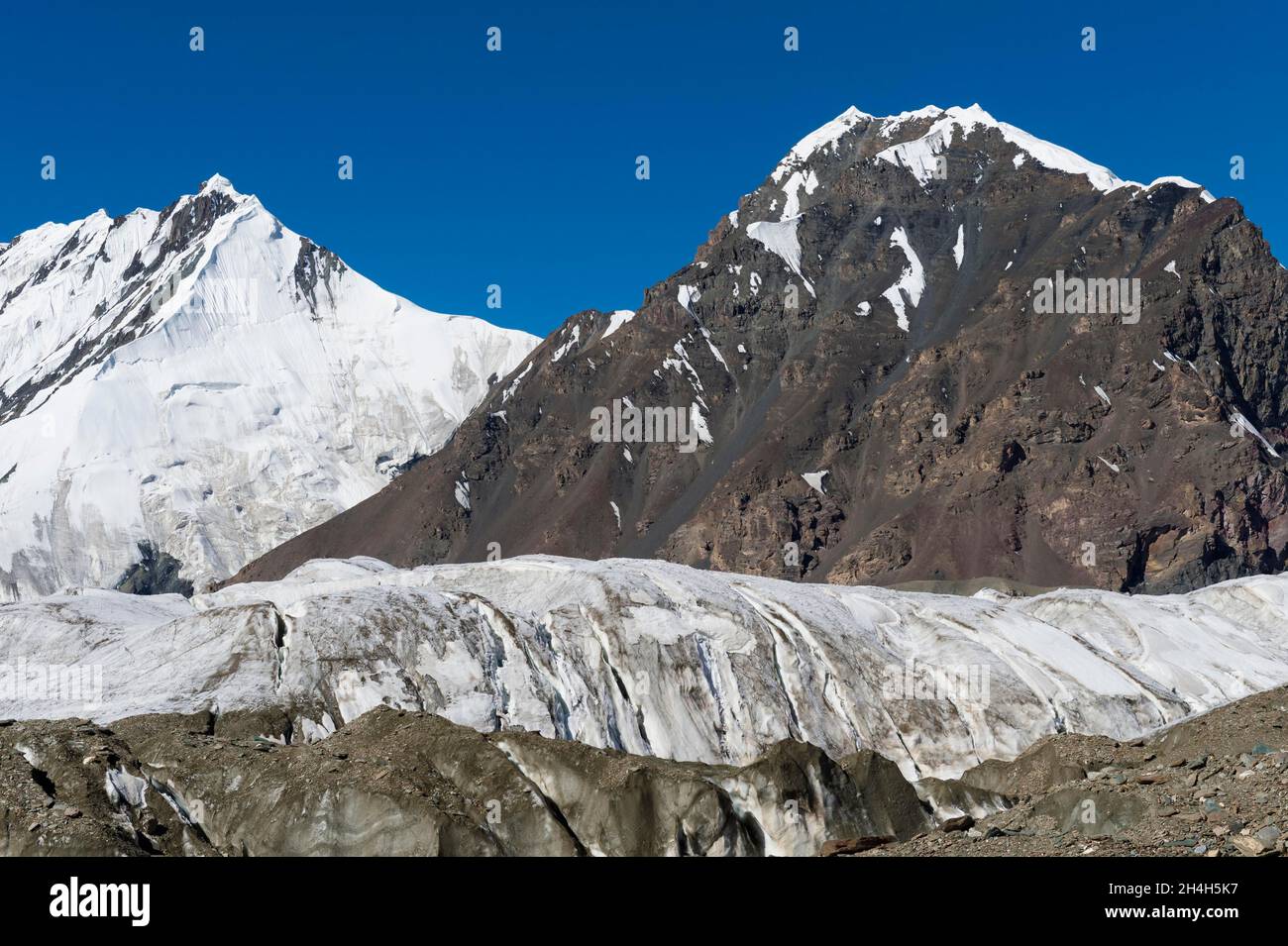 Massif du glacier Pabeda-Khan Tengry, vue depuis le camp de base, montagnes du Tien Shan central, frontière avec le Kirghizistan un, le Kirghizistan, la Chine Banque D'Images