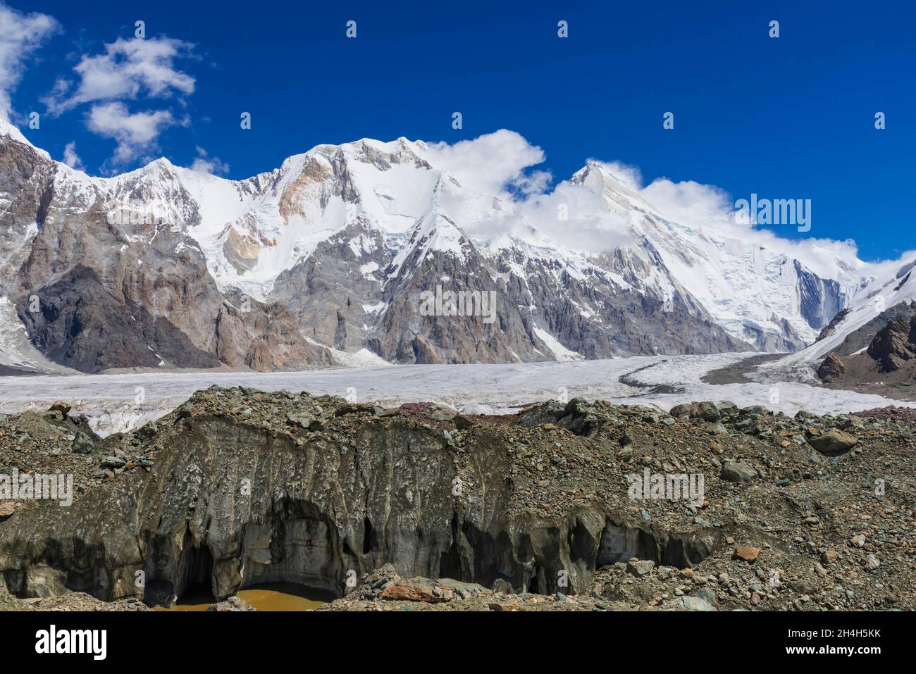 Massif du glacier Pabeda-Khan Tengry, vue depuis le camp de base, montagnes du Tien Shan central, frontière avec le Kirghizistan un, le Kirghizistan, la Chine Banque D'Images