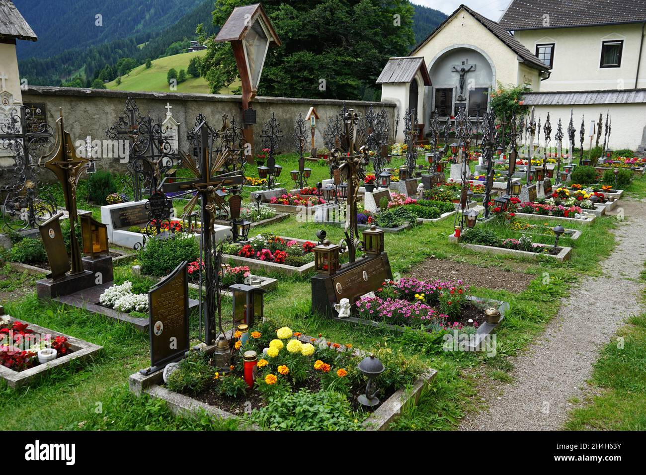 Cimetière, Monastère Maria Luggau, Maria Luggau, Lesachtal, Carinthie,Alpes, Autriche Banque D'Images