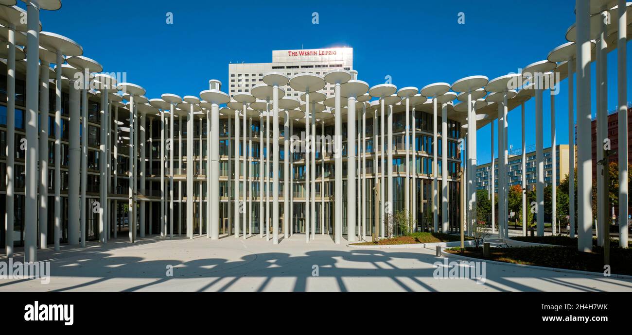 SAB Forum, nouveau bâtiment de la Saechsische Aufbaubank avec jardin à colonnes, Hotel Westin à l'arrière, Leipzig, Saxe, Allemagne Banque D'Images