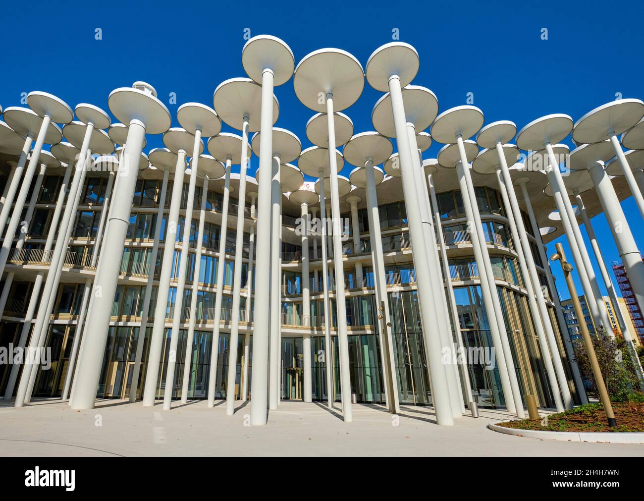 SAB-Forum, nouveau bâtiment Saechsische Aufbaubank avec jardin de piliers, Leipzig, Saxe, Allemagne Banque D'Images