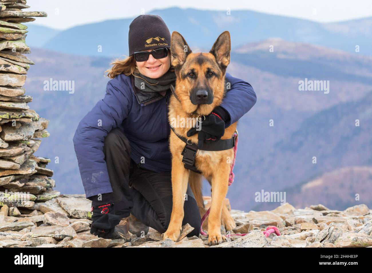 Femme et Berger allemand Mira, Mont Hogsback, Gaspésie, Québec, Canada Banque D'Images