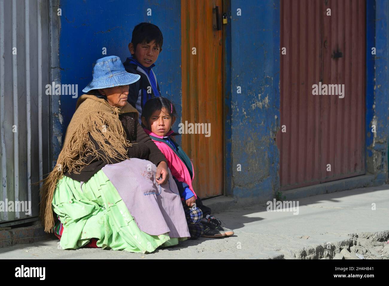 Femme autochtone assise avec deux petits-enfants, El Alto, la Paz, Bolivie Banque D'Images