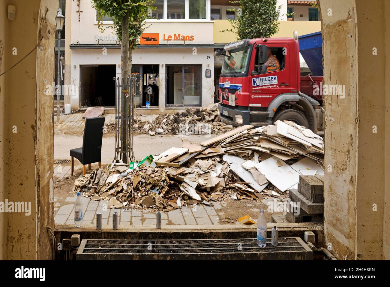 Catastrophe d'inondation 2021, déchets et tas de décombres dans le centre-ville, Bad Neuenahr-Ahrweiler, Ahrtal, Eifel, Rhénanie-Palatinat,Allemagne Banque D'Images