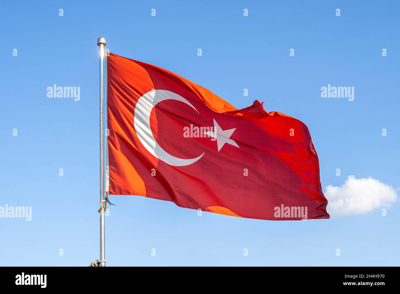 Drapeau turc ou drapeau turc de la Turquie agitant sur le mât contre le ciel bleu à Istanbul.Espace pour le texte. Banque D'Images