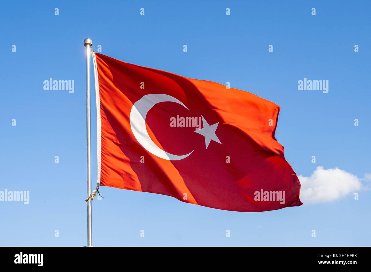 Drapeau turc ou drapeau turc de la Turquie agitant sur le mât contre le ciel bleu à Istanbul.Espace pour le texte. Banque D'Images