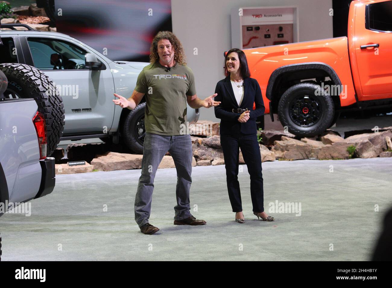 Las Vegas, Nevada, États-Unis.2 novembre 2021.Andy Bell (lauréat de Baja 1000), Lisa Materazzo lors d'une apparition publique pour SEMA Show 2021 - AUT, Las Vegas Convention Center, Las Vegas, NV le 2 novembre 2021.Crédit : JA/Everett Collection/Alay Live News Banque D'Images