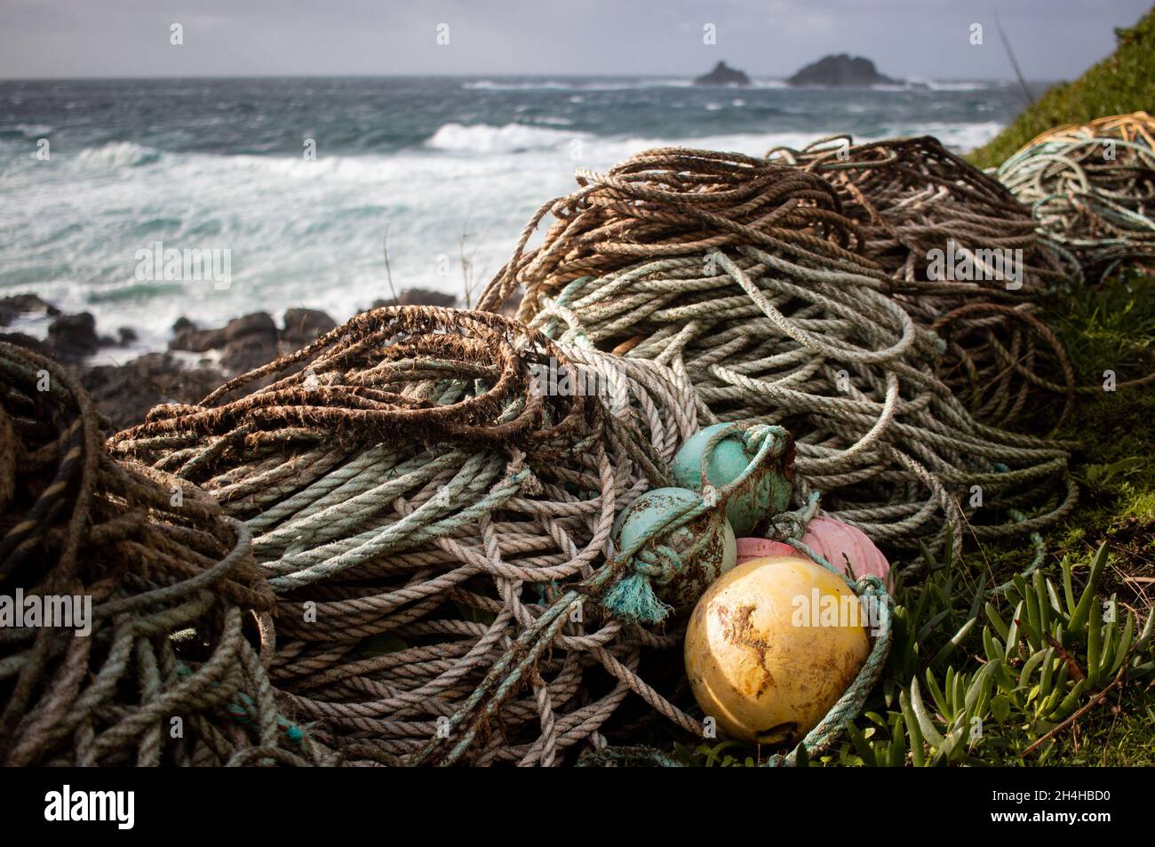 Gros plan d'une pile de cordes et de bouées avec mer en arrière-plan, Cape Cornwall, Royaume-Uni Banque D'Images