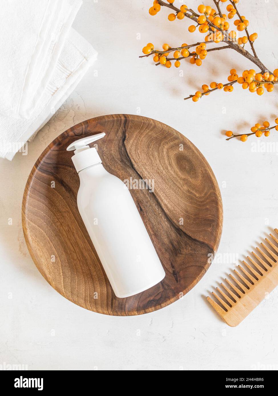 Bouteille en plastique blanc avec pompe maquette, utilisé pour le  shampooing et l'après-shampooing pour les cheveux sur plateau en bois et  peigne en bois près sur fond blanc.Vue de dessus Photo Stock -