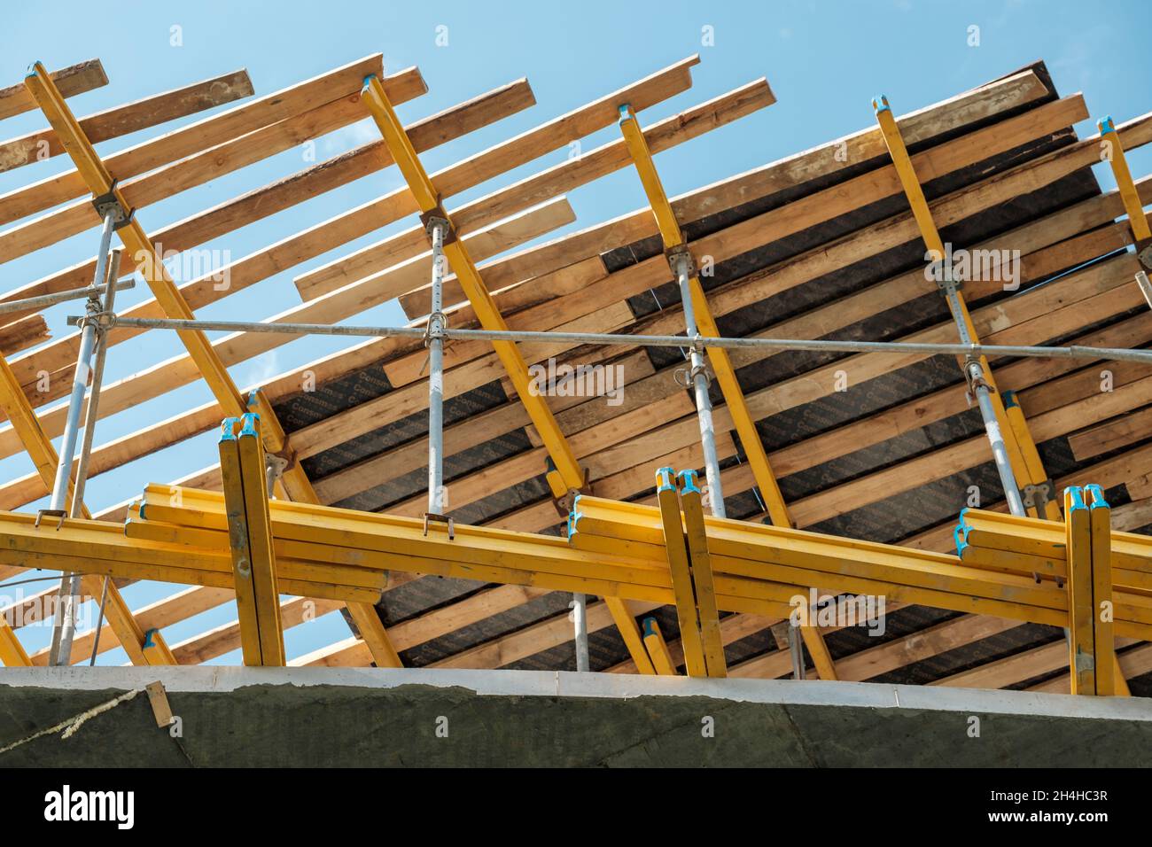 Falsework est utilisé sur le bâtiment de gratte-ciel. Banque D'Images