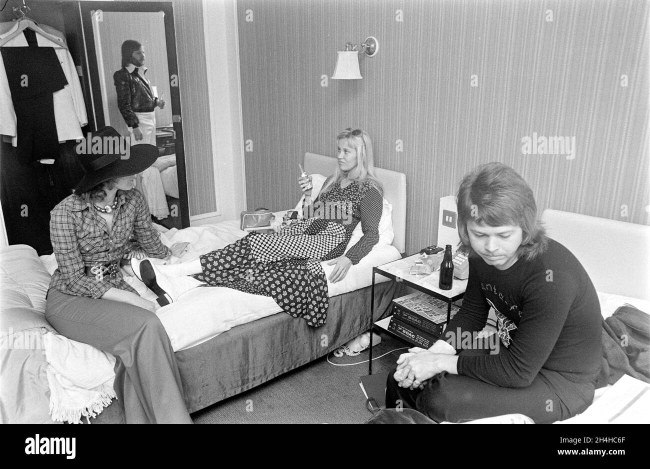 Le groupe de pop suédois ABBA à leur hôtel de Londres après avoir remporté le concours Eurovision de la chanson à Brighton, en Angleterre, en avril 1974.Depuis la gauche, Anni-Frid L. Banque D'Images