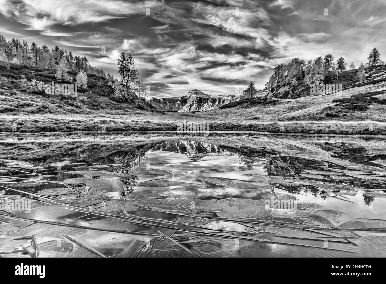 Le lac gelé, paysage noir et blanc dans les Alpes sauvages Banque D'Images