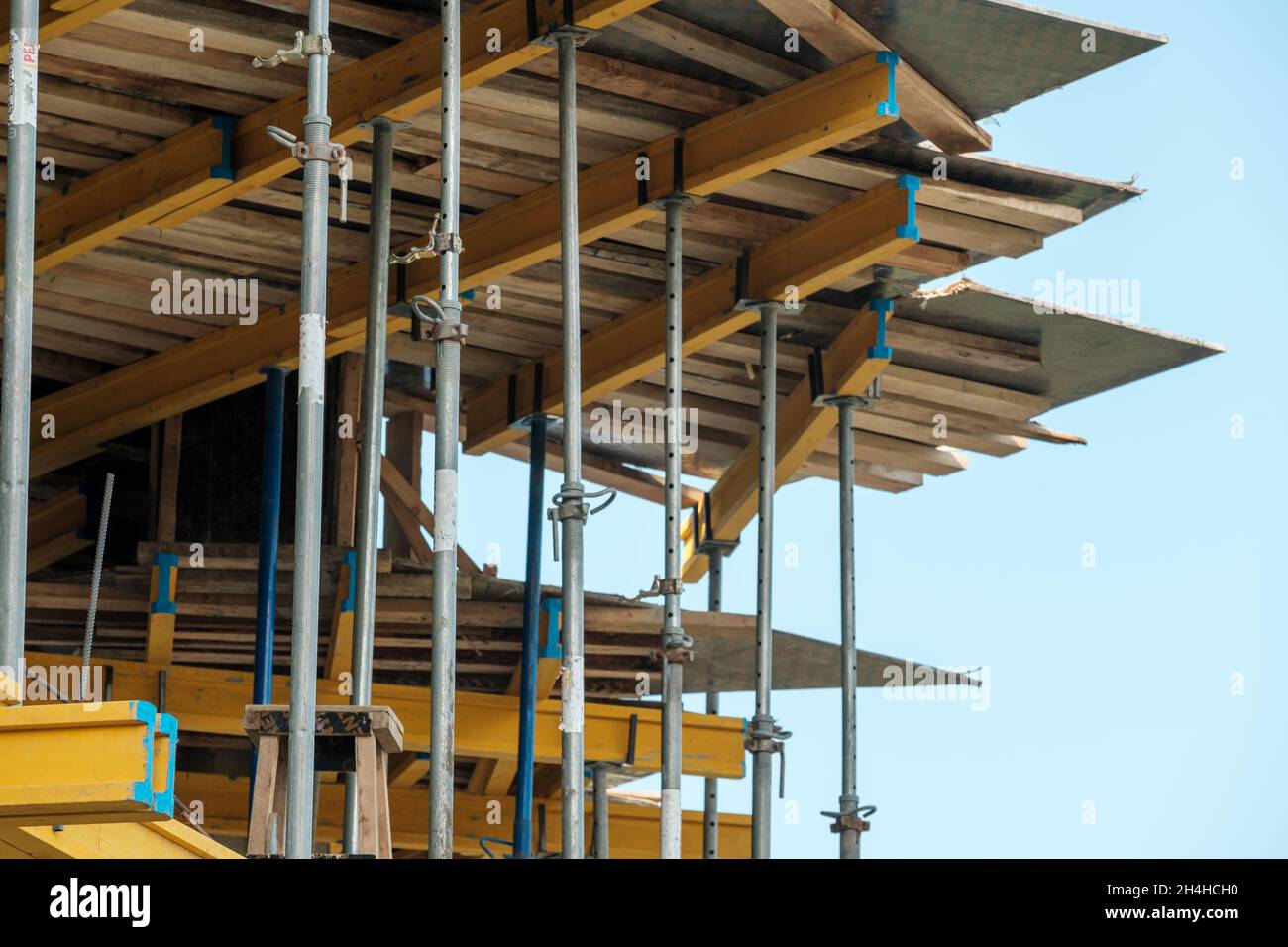 Falsework est utilisé sur le bâtiment de gratte-ciel. Banque D'Images