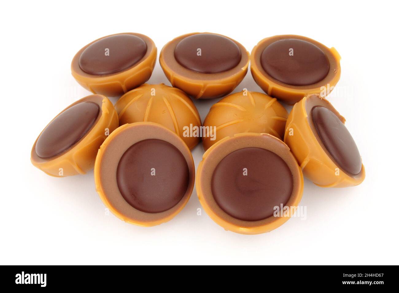 Groupe de bonbons de tasse au caramel fourrés de noisettes, de nougat crémeux et recouverts de chocolat noir Banque D'Images