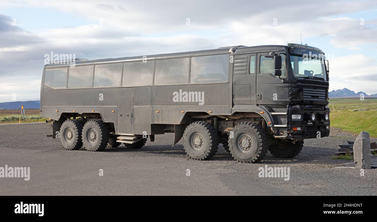 Énorme camion noir, déplaçant les touristes à travers toute l'Islande Banque D'Images