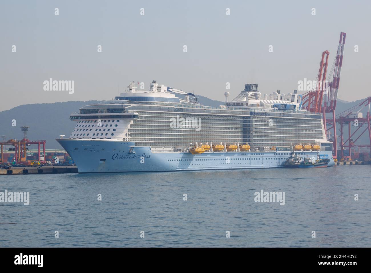 Busan, Corée du Sud - 22 mars 2016 : le transport de passagers coûte à un amarrage. Banque D'Images