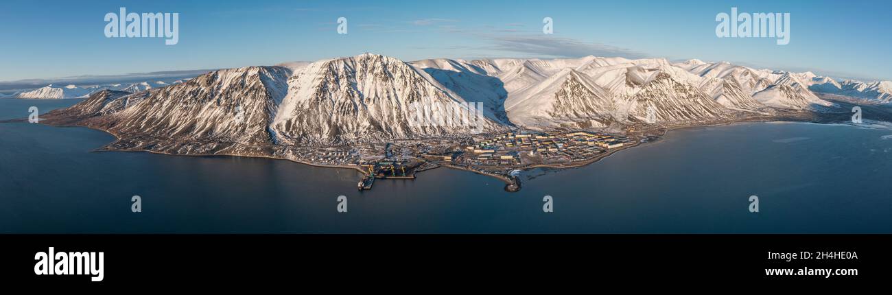 Panorama des montagnes côtières de la péninsule de Chukotski recouverte de neige.Par temps solaire. Banque D'Images