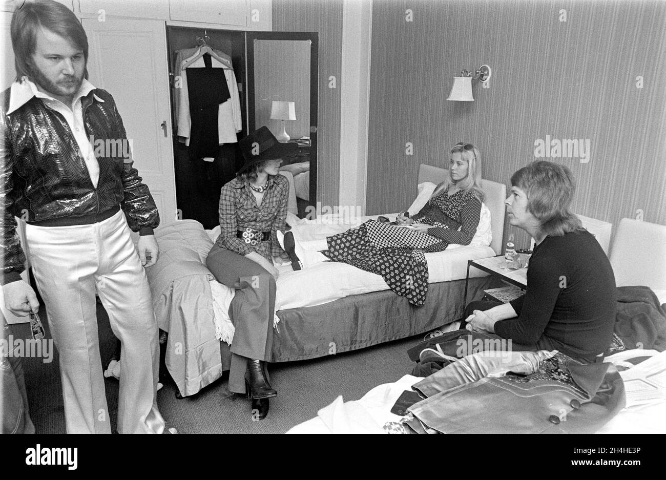 Le groupe de pop suédois ABBA à leur hôtel de Londres après avoir remporté le concours Eurovision de la chanson à Brighton, en Angleterre, en avril 1974.Depuis la gauche, Benny Ander Banque D'Images