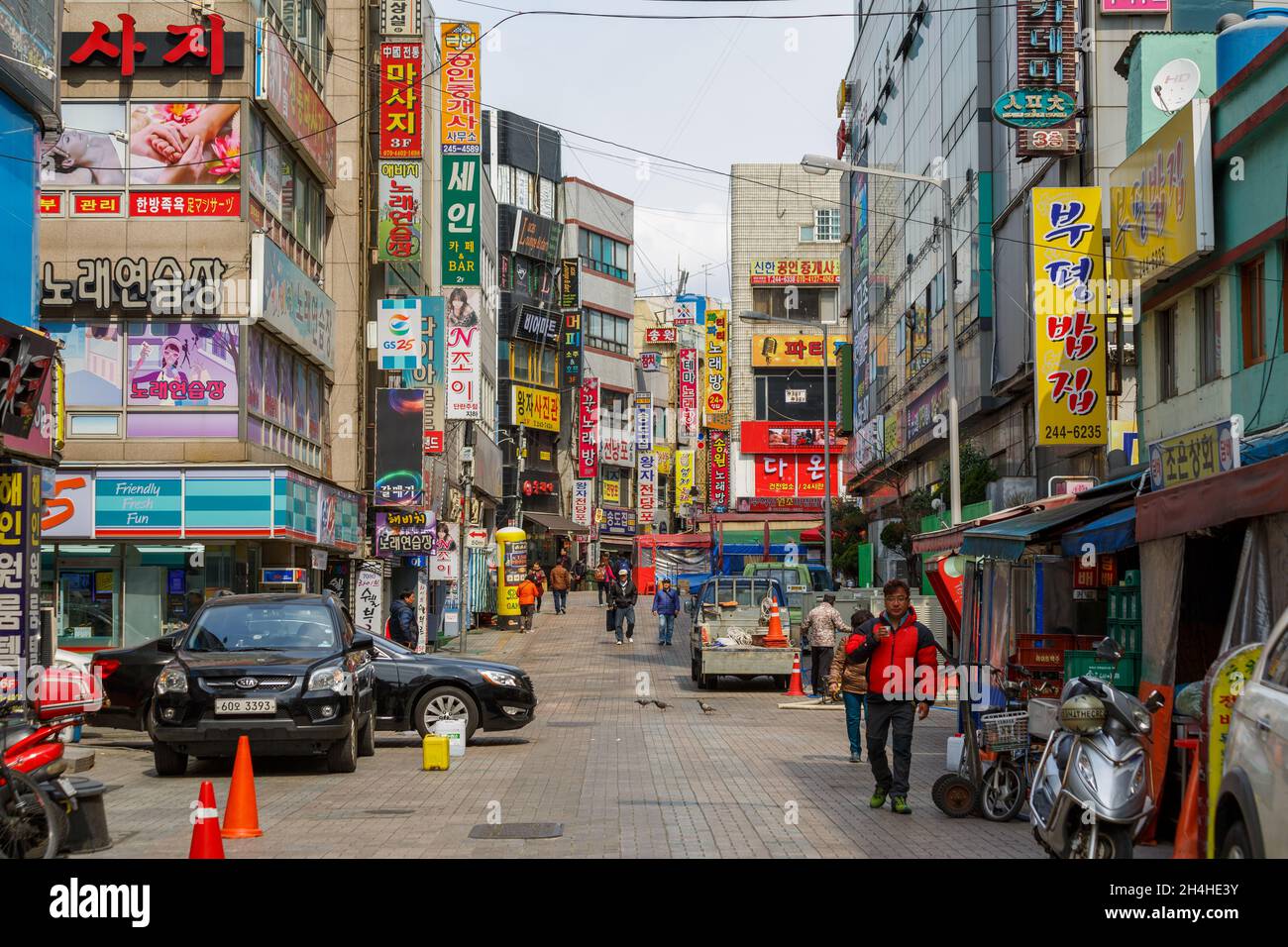 Busan, Corée du Sud - 25 mars 2016 : rue avec panneaux publicitaires commerciaux. Banque D'Images