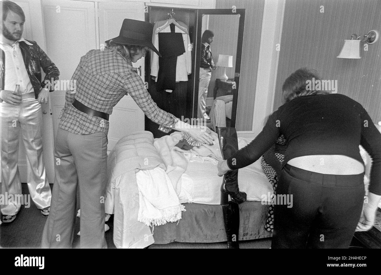 Le groupe de pop suédois ABBA à leur hôtel de Londres après avoir remporté le concours Eurovision de la chanson à Brighton, en Angleterre, en avril 1974.De gauche Benny Andersson, Anni-Frid Lyngstad et Björn Ulvaeus.photo: Lennart Edling / Kamerabild / TT News Agency / Code: 3012 Banque D'Images