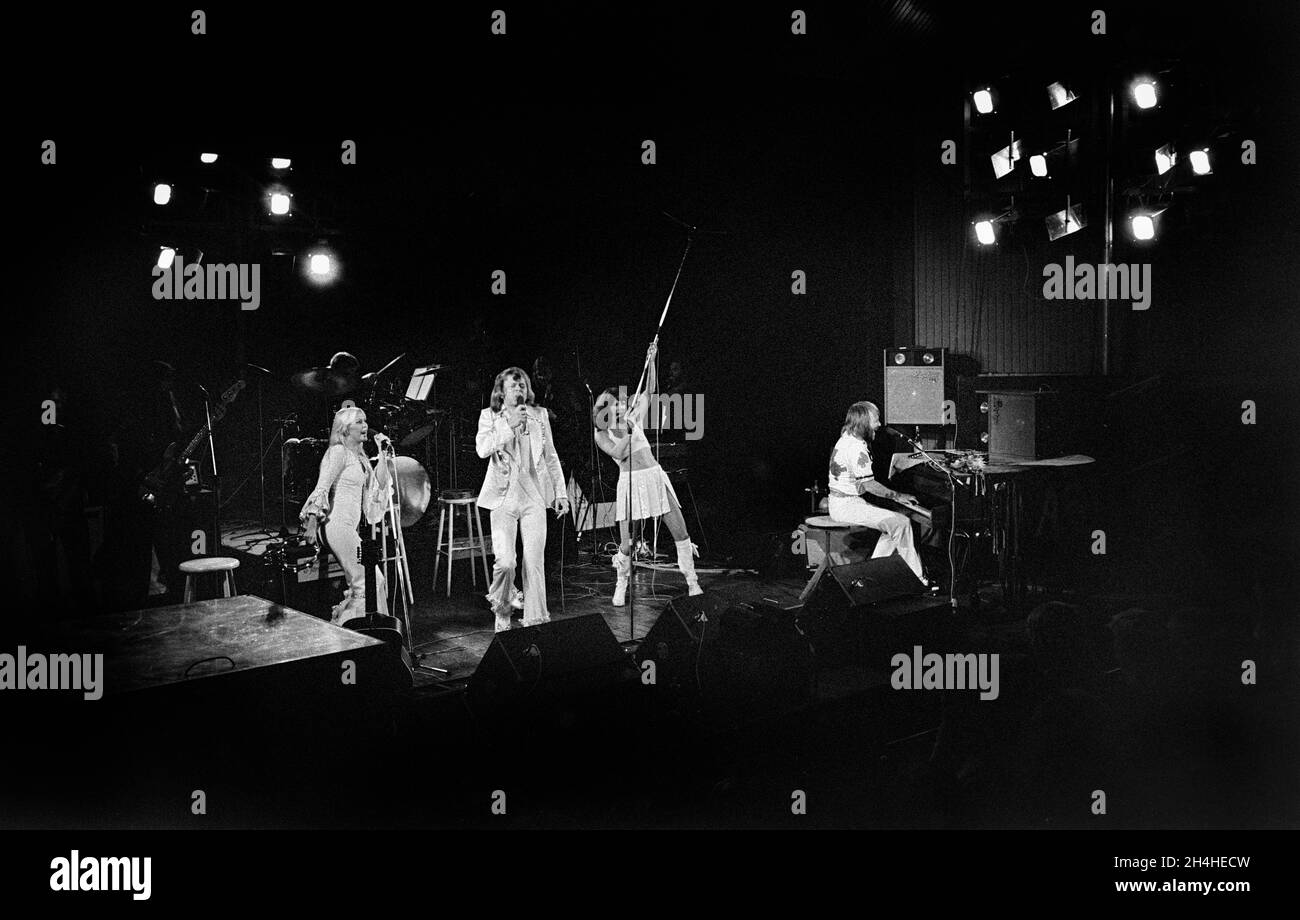 Le groupe pop suédois Abba avec de gauche Agnetha Faltskog, Bjorn Ulvaeus, Anni-Frid Lyngstad et Benny Andersson se produit sur scène lors d'un concert à Gamleby Folkpark à Vastervik, Suède, le 9 juillet 1975, lors de « Abba Folkpark Tour 1975 ».photo: Christer Kindahl / Kamerabild News Agency / TT Code 3019 Banque D'Images