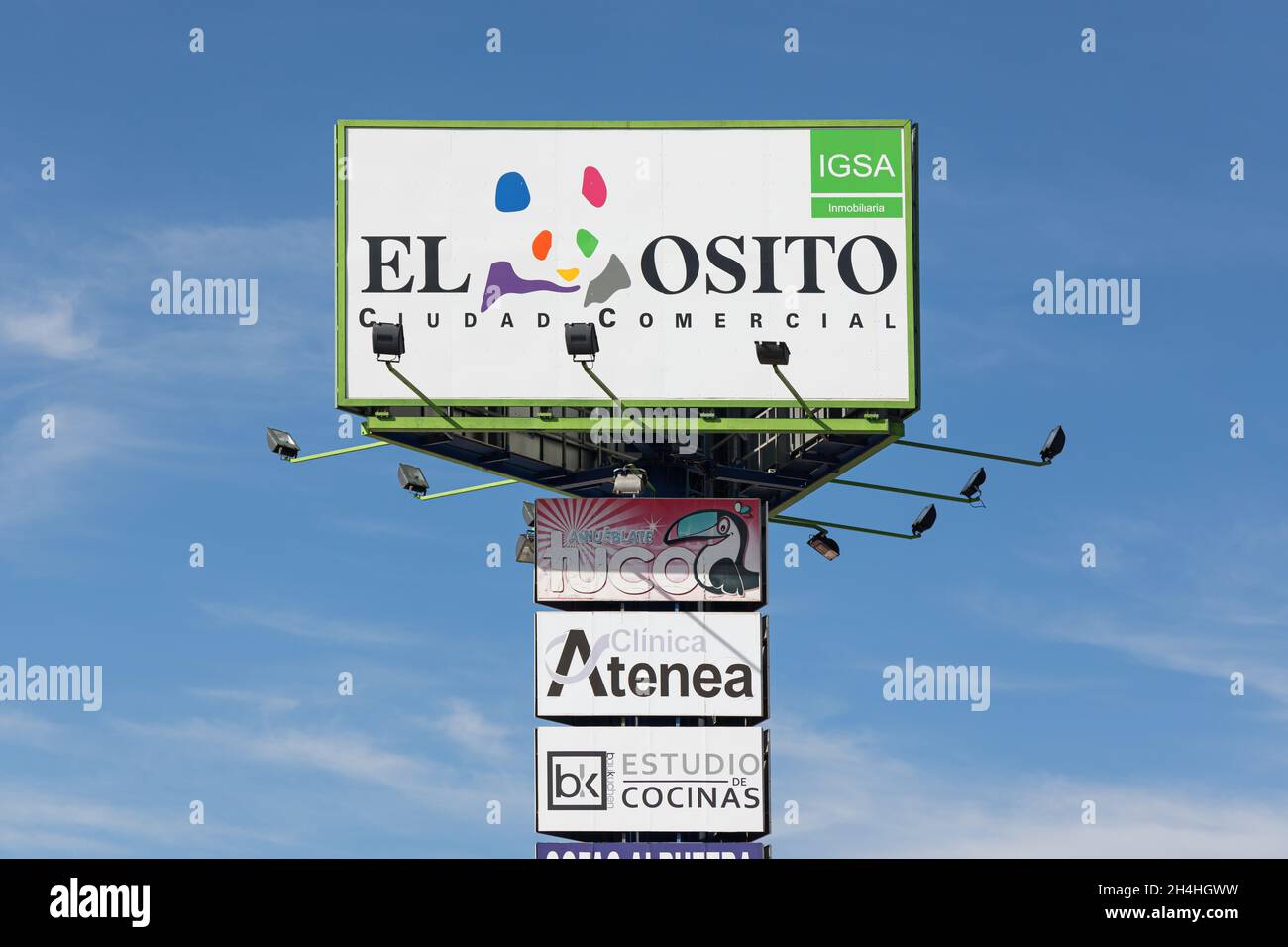 LA ELIANA, ESPAGNE - 27 OCTOBRE 2021: El Osito est un centre commercial avec restaurant et loisirs et décoration, santé, sport et mode stor Banque D'Images