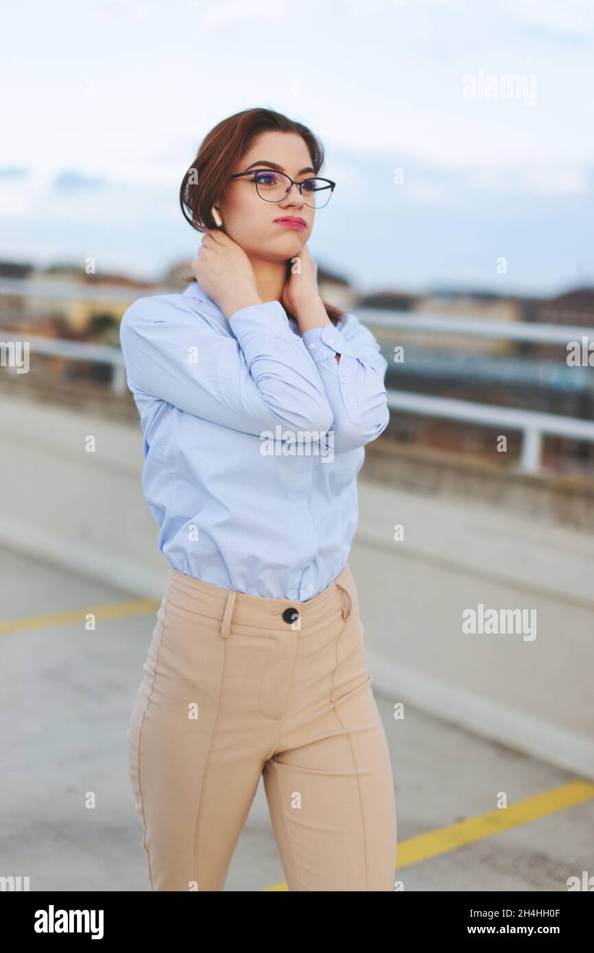 Jeune femme d'affaires caucasienne à tête rouge en difficulté à l'extérieur Banque D'Images