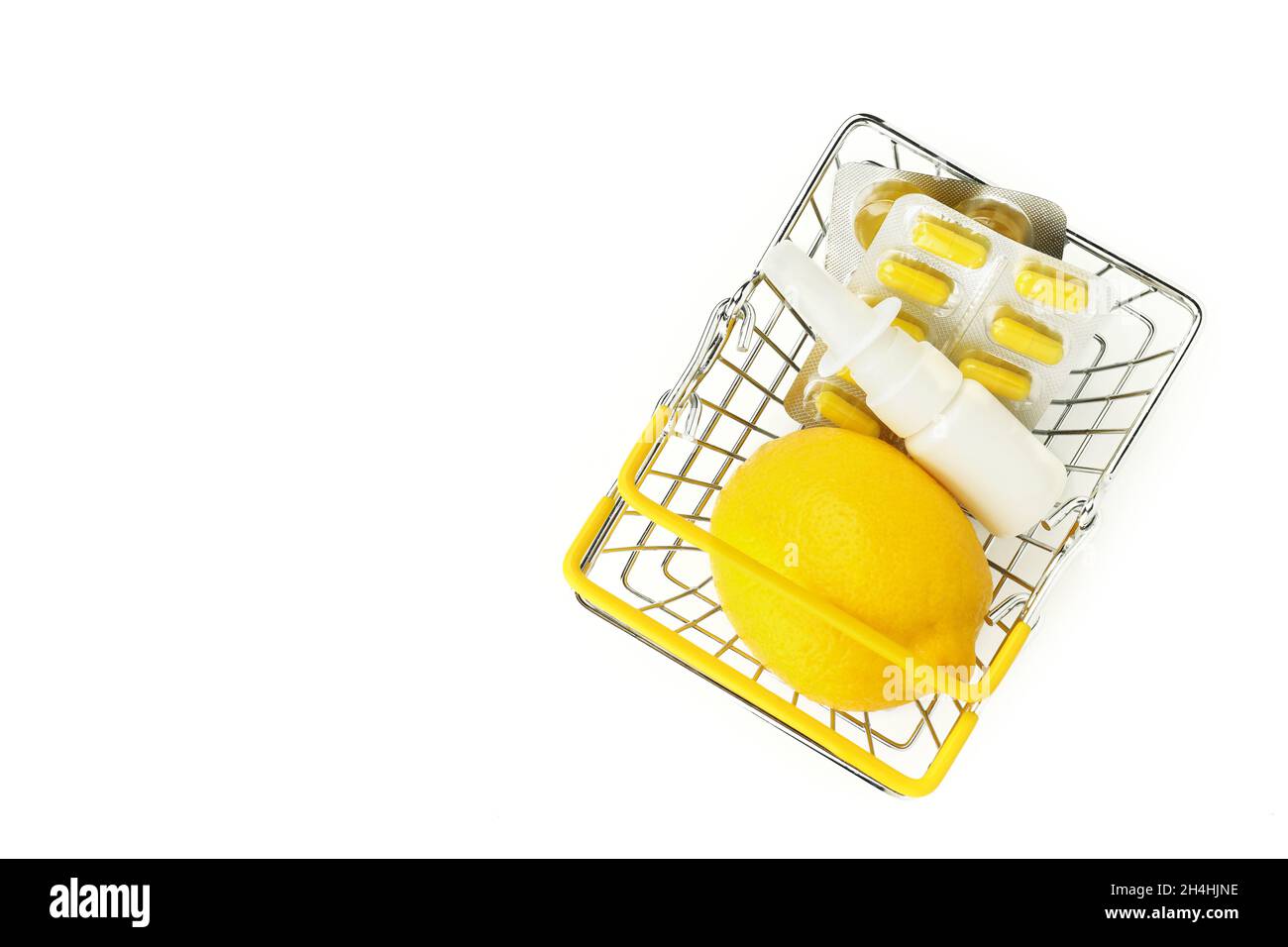 Panier avec accessoires de traitement de la grippe isolés sur fond blanc Banque D'Images