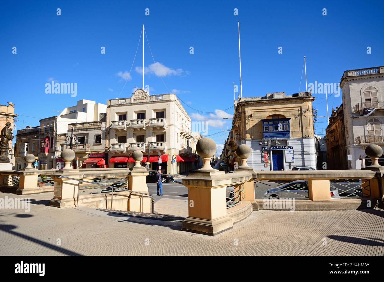 Marches menant au Mosta Dome avec des entreprises et des bâtiments de cinéma Paramount à l'arrière de la place Rotunda, Mosta, Malte Banque D'Images