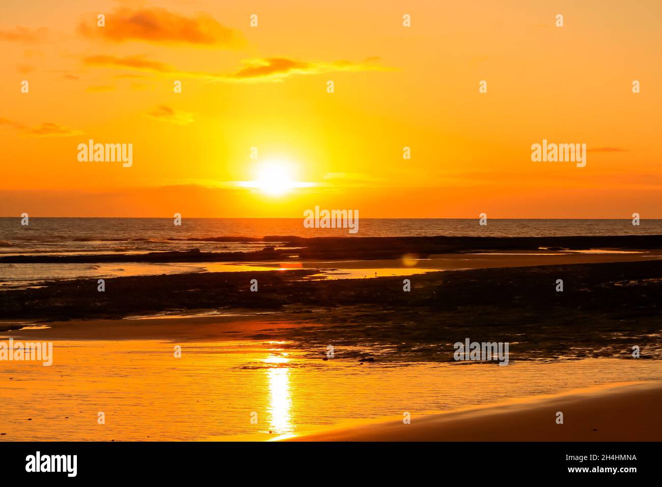 Lever du soleil à Cocklawburn Beach, Northumberland Banque D'Images