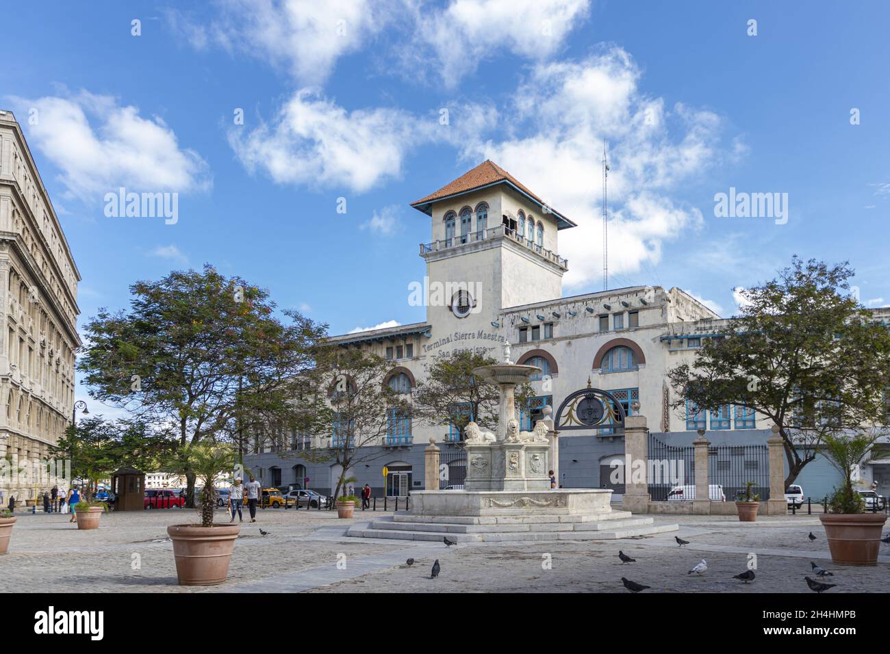 HABANA, CUBA - 05 octobre 2021 : terminal de croisière de la Sierra Maestra contre un ciel nuageux à la Havane, Cuba Banque D'Images